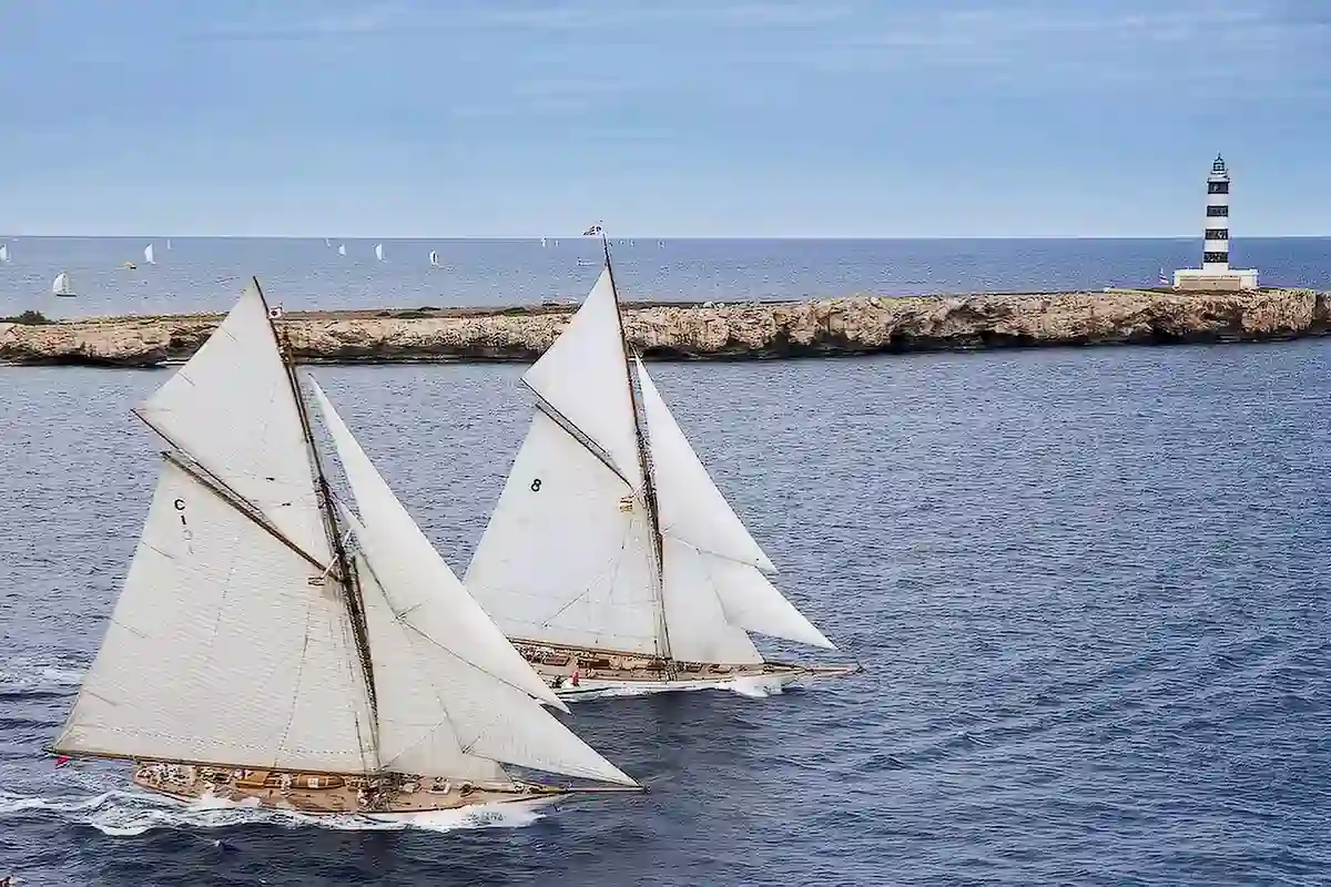 Zwei Segelschiffe vor Mahon